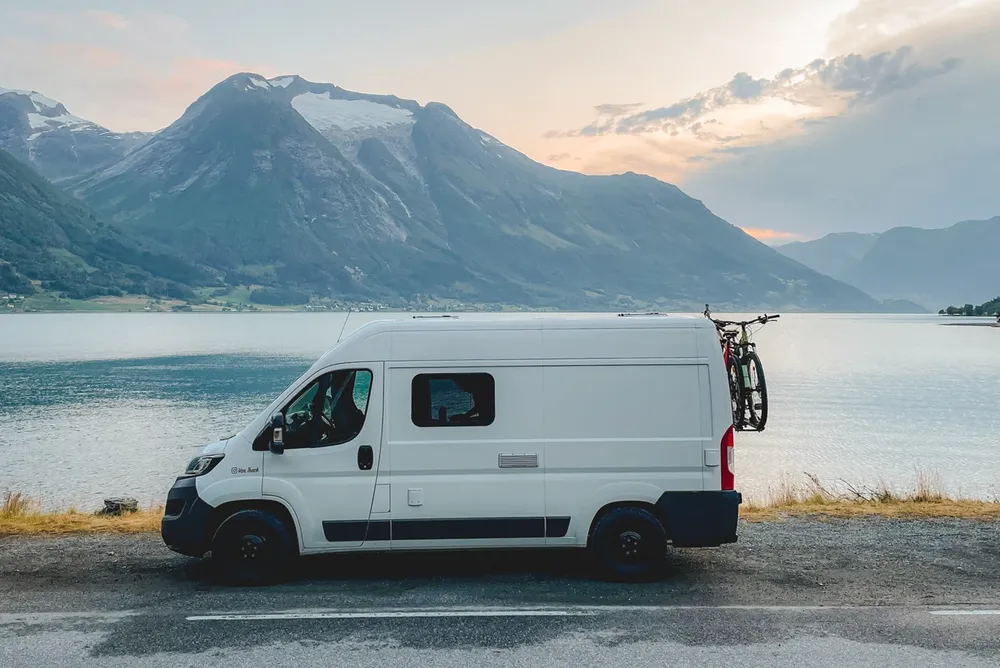 Furgoneta camper en los Fiordos de Noruega